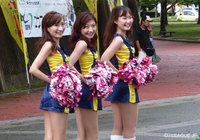 【明治安田Ｊ２ 第25節 北九州vs札幌】カメラに向かって笑顔を見せる、北九州のオフィシャルチアダンスチーム「スプラッシュ」（1/4）