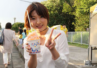 【明治安田Ｊ２ 第25節 栃木vs讃岐】かき氷を片手にピースサインを見せる、とちぎテレビの住谷　綾香アナウンサー（1/4）