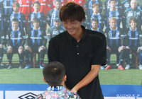 【明治安田Ｊ１ ２ｎｄ 第6節 Ｇ大阪vs鳥栖】ハイタッチ会でファン・サポーターと触れ合う長沢　駿（Ｇ大阪）（1/6）