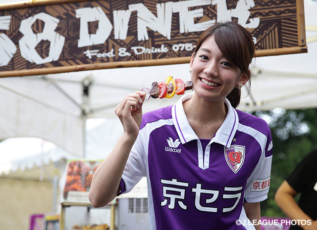 【2015年7月22日 京都vs福岡】スタジアムグルメのバーベキューを楽しむ佐藤美希さん