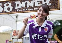 【2015年7月22日 京都vs福岡】スタジアムグルメのバーベキューを楽しむ佐藤美希さん