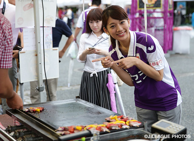 【2015年7月22日 京都vs福岡】佐藤美希さんは鉄板を指さし、バーベキューの出来上がりを待つ