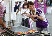 【2015年7月22日 京都vs福岡】佐藤美希さんは鉄板を指さし、バーベキューの出来上がりを待つ