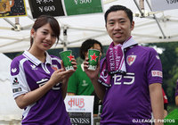 【2015年7月22日 京都vs福岡】カップを片手にファン・サポーターと写真に写る佐藤美希さん