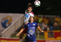 【明治安田Ｊ２ 第25節 北九州vs札幌】井上　翔太（北九州）との競り合いを制す宮澤　裕樹（札幌）（2/4）