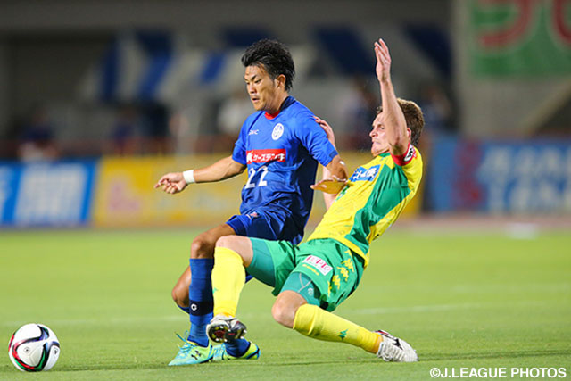 【明治安田Ｊ２ 第25節 水戸vs千葉】中盤で果敢に競り合う内田　航平（水戸）パウリーニョ（千葉）（4/4）