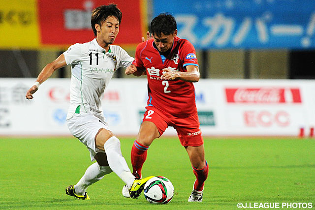 【明治安田Ｊ２ 第25節 熊本vs東京Ｖ】南　秀仁（東京Ｖ）とマッチアップする黒木　晃平（熊本）（2/3）