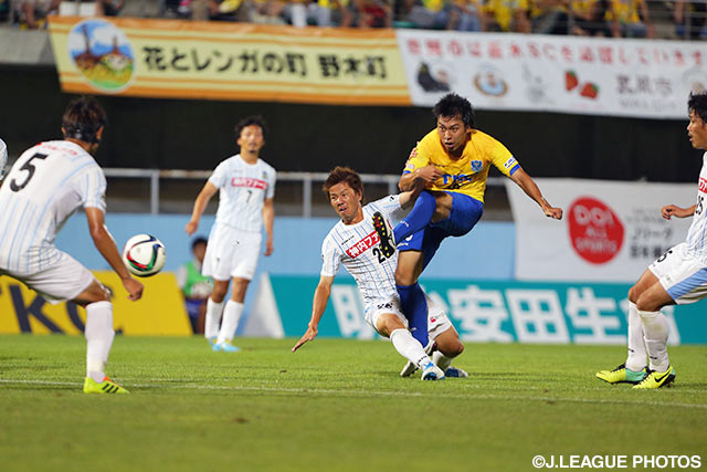 【明治安田Ｊ２ 第25節 栃木vs讃岐】試合終了間際に強烈な一撃で決勝点を決めた中美　慶哉（栃木）（3/4）