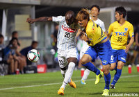 【明治安田Ｊ２ 第25節 栃木vs讃岐】ライン際でドリブル突破を図るアンドレア（讃岐）（2/4）