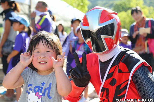 【明治安田Ｊ１ ２ｎｄ 第4節 広島vs横浜FM】エディオンスタジアム広島にアカニンジャーが登場!!（2/16）