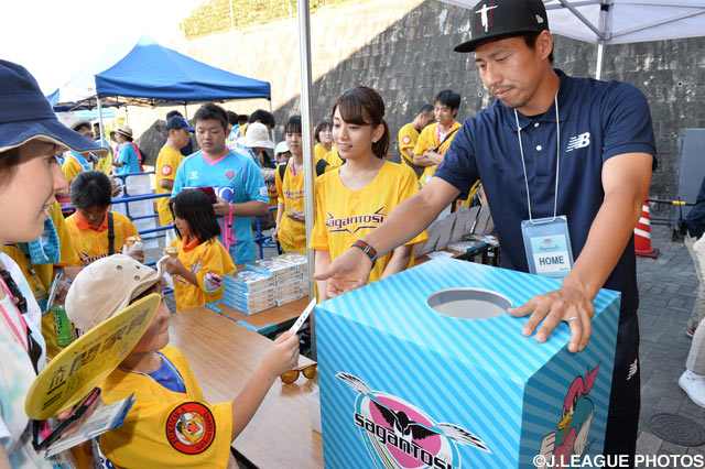 【明治安田Ｊ１ ２ｎｄ 第4節 鳥栖vs湘南】豊田（鳥栖）とイベントをお手伝いする佐藤美希さん（5/6）