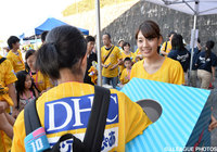 【明治安田Ｊ１ ２ｎｄ 第4節 鳥栖vs湘南】抽選会で笑顔をみせる佐藤美希さん（4/6）