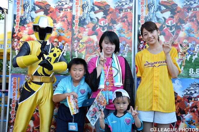 【明治安田Ｊ１ ２ｎｄ 第4節 鳥栖vs湘南】キニンジャー、ファン・サポーターと記念撮影をする佐藤美希さん（2/6）