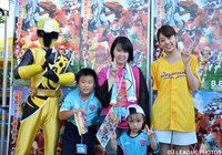 【明治安田Ｊ１ ２ｎｄ 第4節 鳥栖vs湘南】キニンジャー、ファン・サポーターと記念撮影をする佐藤美希さん（2/6）