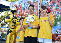 【明治安田Ｊ１ ２ｎｄ 第4節 鳥栖vs湘南】キニンジャー、ファン・サポーターと記念撮影する佐藤美希さん（1/6）