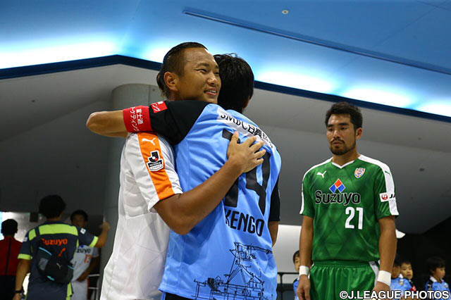 【明治安田Ｊ１ ２ｎｄ 第4節 川崎Ｆvs清水】旧交を温める鄭　大世（清水）と中村　憲剛（川崎Ｆ）（4/13）