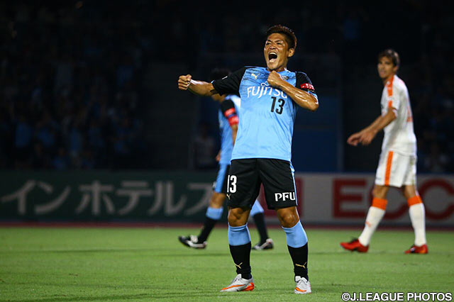 【明治安田Ｊ１ ２ｎｄ 第4節 川崎Ｆvs清水】得点後に誇らしげに胸を叩いた大久保　嘉人（川崎Ｆ）（6/13）
