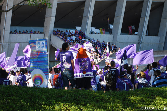 【明治安田Ｊ１ ２ｎｄ 第4節 広島vs横浜FM】監督・選手のスタジアム入りを待つ広島のファン・サポーター（3/16）
