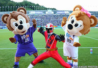 【明治安田Ｊ１ ２ｎｄ 第4節 広島vs横浜FM】サンチェとフレッチェと一緒にポーズをとるアカニンジャー（4/16）