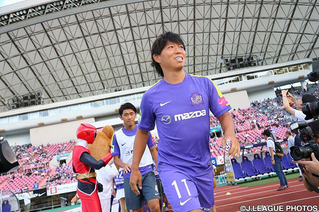 【明治安田Ｊ１ ２ｎｄ 第4節 広島vs横浜FM】笑顔でピッチへと駆け出す佐藤　寿人（広島）（5/16）