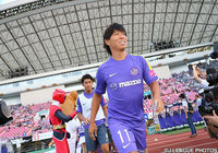 【明治安田Ｊ１ ２ｎｄ 第4節 広島vs横浜FM】笑顔でピッチへと駆け出す佐藤　寿人（広島）（5/16）