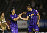 【明治安田Ｊ１ ２ｎｄ 第4節 広島vs横浜FM】先制点をマークしたドウグラスを佐藤　寿人（広島）が祝福（6/16）