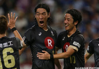 【明治安田Ｊ１ ２ｎｄ 第4節 神戸vsＧ大阪】同点ゴールを挙げた増川　隆洋（神戸）と祝福する森岡　亮太（神戸）（4/6）