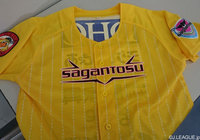 【明治安田Ｊ１ ２ｎｄ 第4節 鳥栖vs湘南】来場者全員にプレゼントされたサガン鳥栖と福岡ソフトバンクホークスのコラボユニフォーム（1/6）