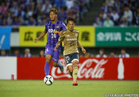 【明治安田Ｊ１ ２ｎｄ 第4節 広島vs横浜FM】競り合う野津田　岳人（広島）と藤本　淳吾（横浜FM）（7/16）