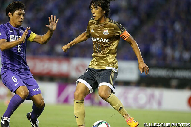 【明治安田Ｊ１ ２ｎｄ 第4節 広島vs横浜FM】パスをさばく中村　俊輔（横浜FM）（8/16）