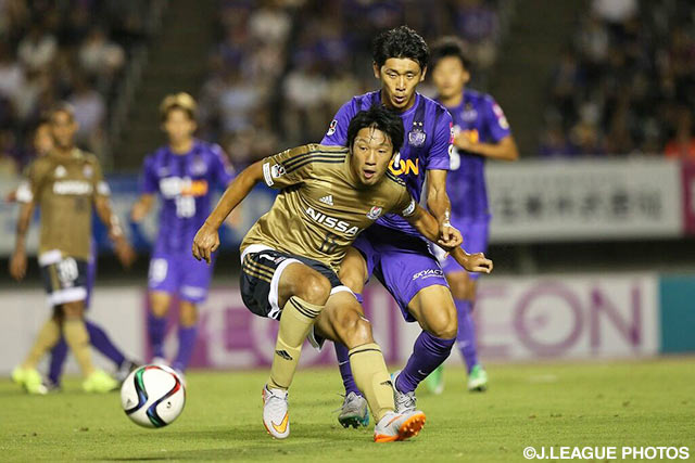 【明治安田Ｊ１ ２ｎｄ 第4節 広島vs横浜FM】伊藤　翔（横浜FM）をマークする水本　裕貴（広島）（13/16）