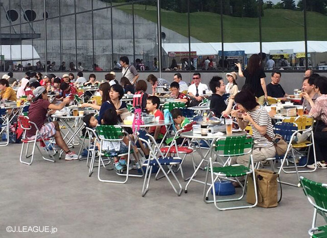 【明治安田Ｊ２ 第26節 札幌vs愛媛】札幌ドームの屋外に設けられたジンギスカンコーナー（1/4）