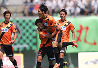 【明治安田Ｊ３ 第22節 相模原vs山口】試合開始早々の1分に先制点を決めた鳥養　祐矢（山口）（1/2）