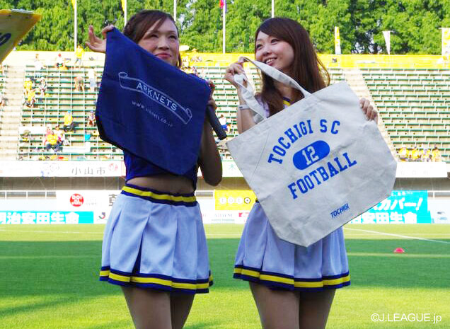 【明治安田Ｊ２ 第26節 栃木vs岡山】グッズを持って微笑む、栃木ＳＣダンスパフォーマンスチーム「ＳＣチアーズ」（1/4）