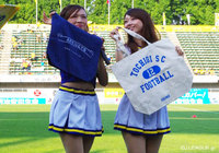 【明治安田Ｊ２ 第26節 栃木vs岡山】グッズを持って微笑む、栃木ＳＣダンスパフォーマンスチーム「ＳＣチアーズ」（1/4）