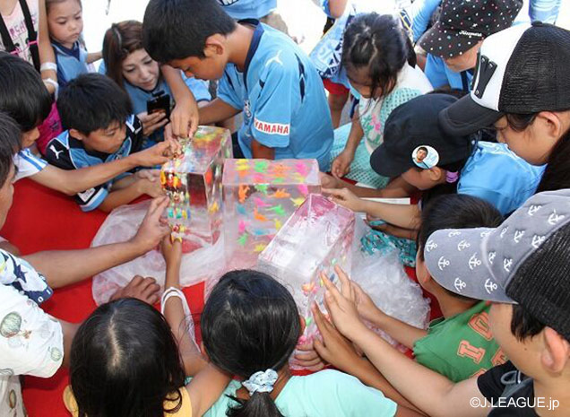 【明治安田Ｊ２ 第26節 磐田vsＣ大阪】スタジアムで行われる縁日にはファン・サポーターの子どもたちが大勢集まった（1/4）