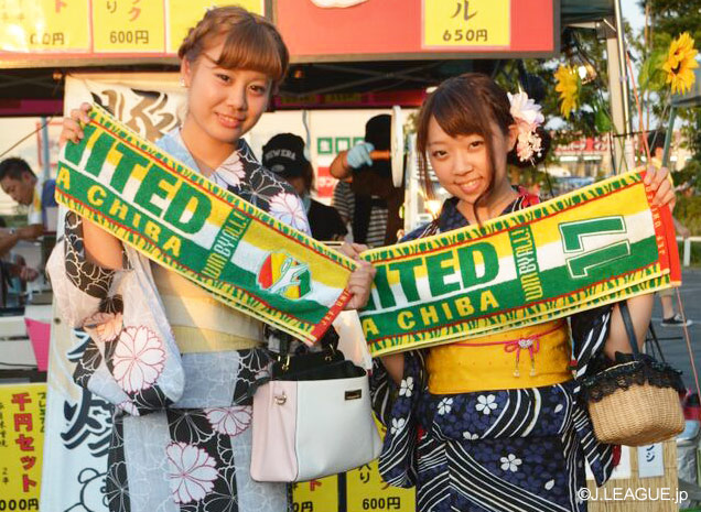 【明治安田Ｊ２ 第26節 千葉vs熊本】タオルマフラーを持つ浴衣姿の女性ファン・サポーター（1/4）