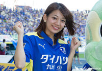 【明治安田Ｊ２ 第26節 大分vs群馬】大分のユニフォームを着てポーズを決める佐藤美希さん