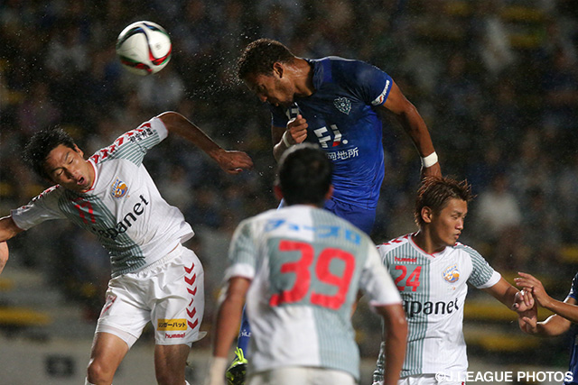 【明治安田Ｊ２ 第26節 福岡vs長崎】ヘディングでゴールを狙ったウェリントン（福岡）（3/4）