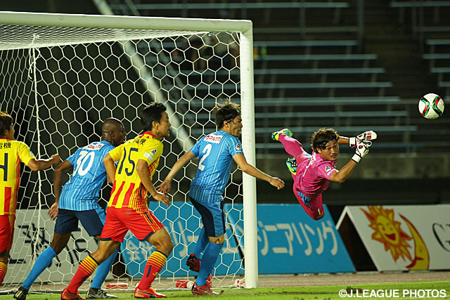 【明治安田Ｊ２ 第26節 讃岐vs北九州】好セーブを連発した清水　健太（讃岐）（4/4）