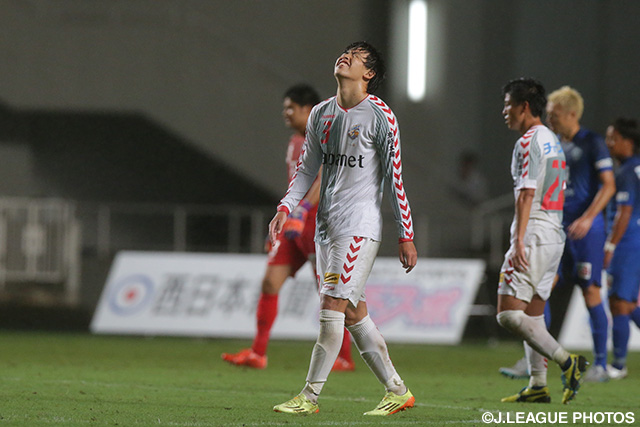 【明治安田Ｊ２ 第26節 福岡vs長崎】スコアレスドローに終わり天を仰ぐ趙　民宇（長崎）（4/4）