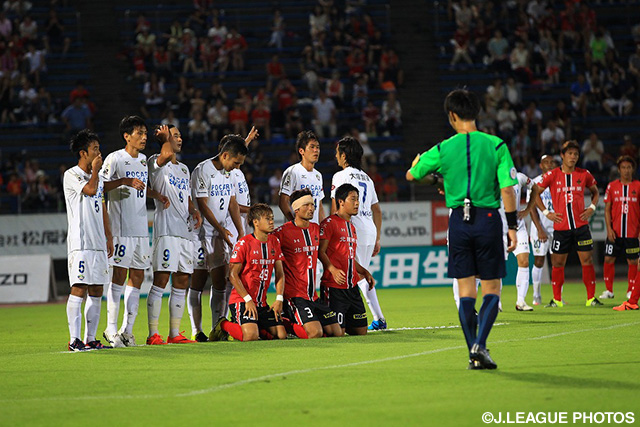 【明治安田Ｊ２ 第26節 金沢vs徳島】ゴール前に壁を作る徳島の選手（3/4）