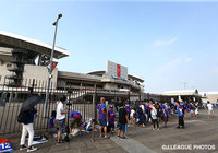 【明治安田Ｊ１ ２ｎｄ 第5節 浦和vs甲府】入場待ちの行列に並ぶ甲府のファン・サポーター（2/16）