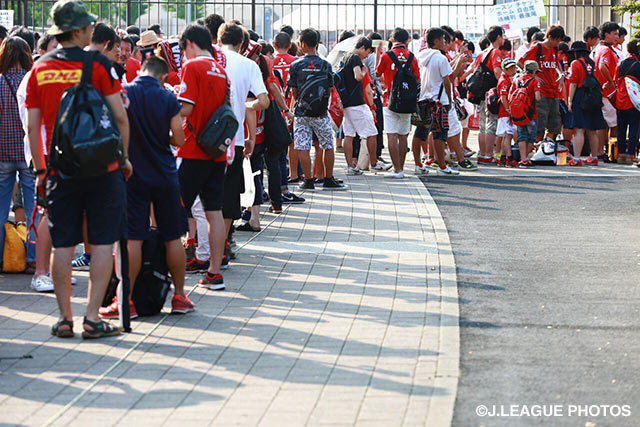 【明治安田Ｊ１ ２ｎｄ 第5節 浦和vs甲府】会場の埼玉スタジアム２００２には浦和のファン・サポーターが早くも集まっている（3/16）