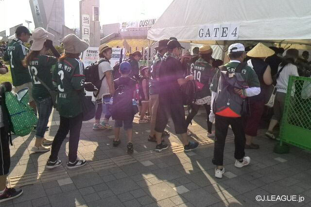 【明治安田Ｊ１ ２ｎｄ 第5節 松本vs川崎Ｆ】19:00のキックオフに向け、スタジアムへ入場する松本のファン・サポーター（1/6）