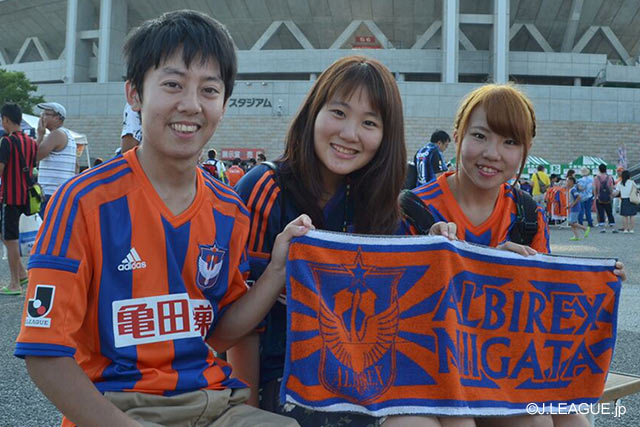 【明治安田Ｊ１ ２ｎｄ 第5節 新潟vsＧ大阪】タオルを持って写真に収まる新潟のファン・サポーター（1/6）