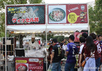 【明治安田Ｊ１ ２ｎｄ 第5節 神戸vs広島】スタジアムグルメの「ヴィッセル丼」を買い求める両チームのファン・サポーター（1/6）