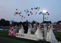 【明治安田Ｊ１ ２ｎｄ 第5節 湘南vs柏】試合前にはスタジアムウェディングが行われ、大勢の観客が新郎新婦を祝福した（1/6）