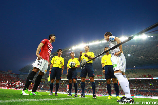 【明治安田Ｊ１ ２ｎｄ 第5節 浦和vs甲府】コイントスを行う両チームのキャプテン（6/16）