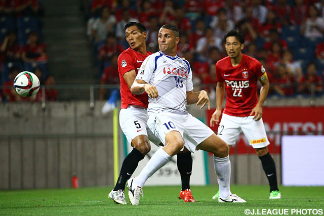 【明治安田Ｊ１ ２ｎｄ 第5節 浦和vs甲府】競り合う槙野　智章（浦和）とバレー（甲府）（8/16）